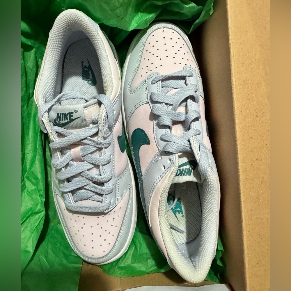 🔥Nike Women’s Low Dunk Sneakers with Teal & Pink Accent. Size 7.5  Like New 🔥 - Picture 3 of 6